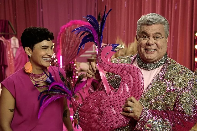 Milton Cunha estrela campanha “babilônica” da Serasa voltada à proteção de itens pessoais no Carnaval