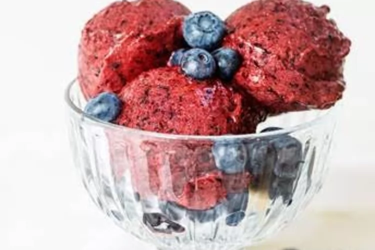 É tempo de calor! Aprenda uma receita fácil e saudável de sorvete de frutas vermelhas congeladas Korin para fazer em casa