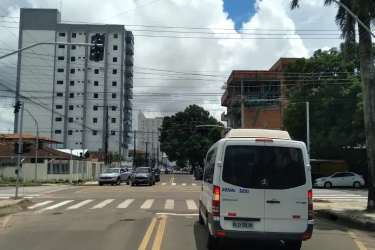 Prefeitura de Macapá inicia implantação de cruzamento semafórico para reforçar segurança viária e melhorar organização no trânsito