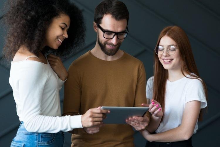 Jovens usam IA para prestar serviços enquanto mercado reduz espaço para iniciantes
