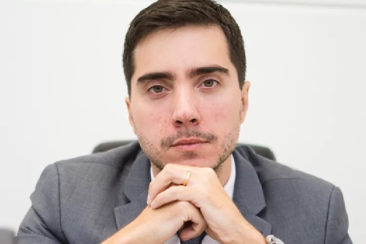 Crises internacionais elevam incerteza nos voos e especialista orienta passageiros sobre direitos em caso de cancelamento