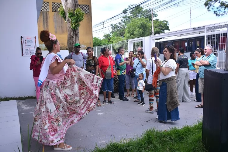 Museu de Artes de Macapá recebe turistas franceses em imersão pela cultura amapaense