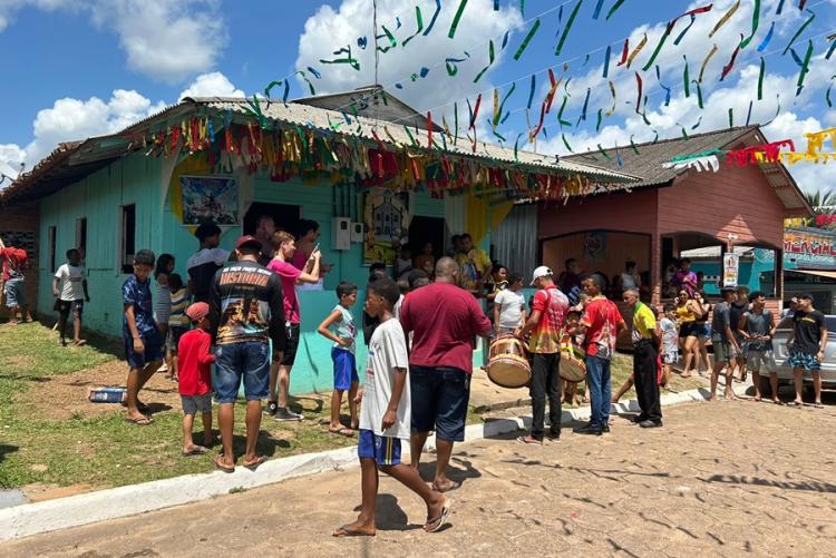 Tradicional dança do vominê movimenta Festa de São Tiago