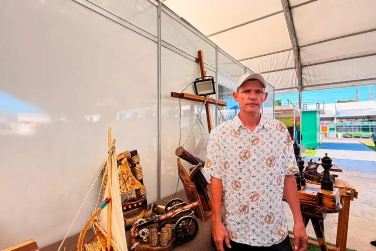 Entre caravelas, canhões e relógios, artesão transforma madeira em viagem no tempo na Expofeira 2026