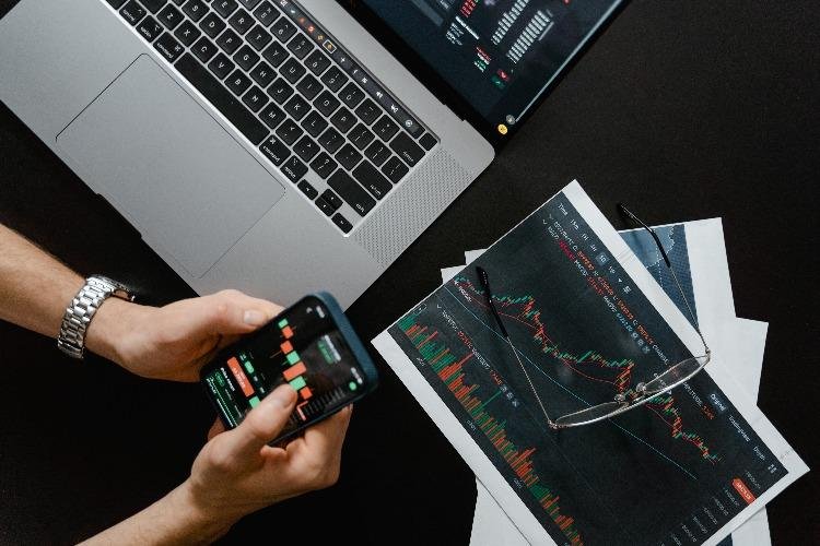 Adobe lança no Brasil ferramentas para acompanhar marcas em IA e automatizar a experiência do cliente