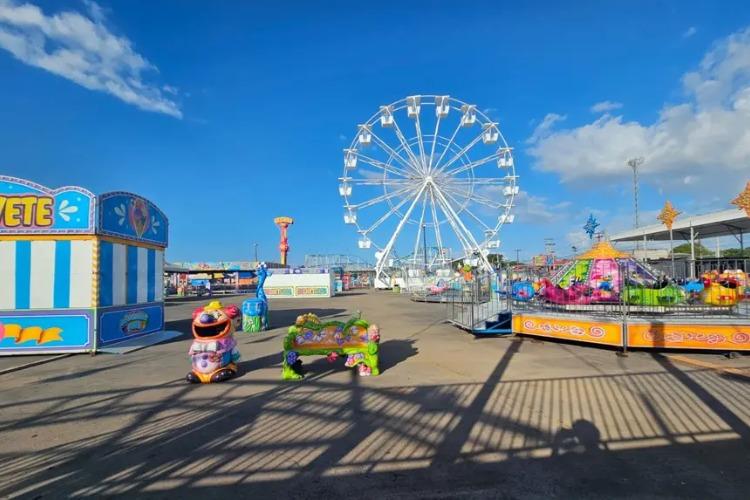 Parque de diversões com mais de 20 atrações é preparado para receber público na Expofeira 2026