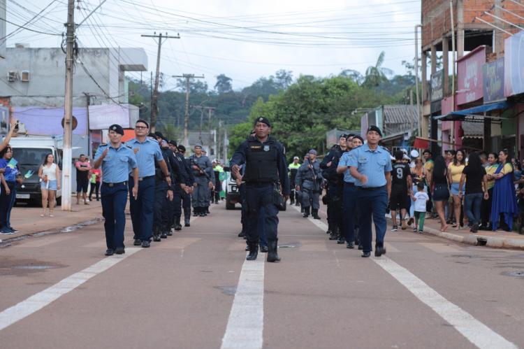 Desfile cívico de Pedra Branca celebra Dia da Independência fazendo alusão ao movimento modernista no Brasil