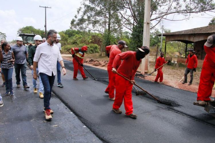 Governador Clécio Luís acompanha reta final da pavimentação asfáltica no ramal Porto de Céu, em Macapá