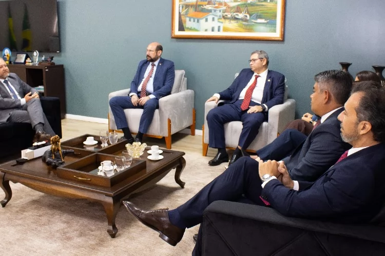 Comitiva ligada à realização do 1º Simpósio de Direito Marítimo da OAB/AP realiza visita institucional ao presidente do TJAP