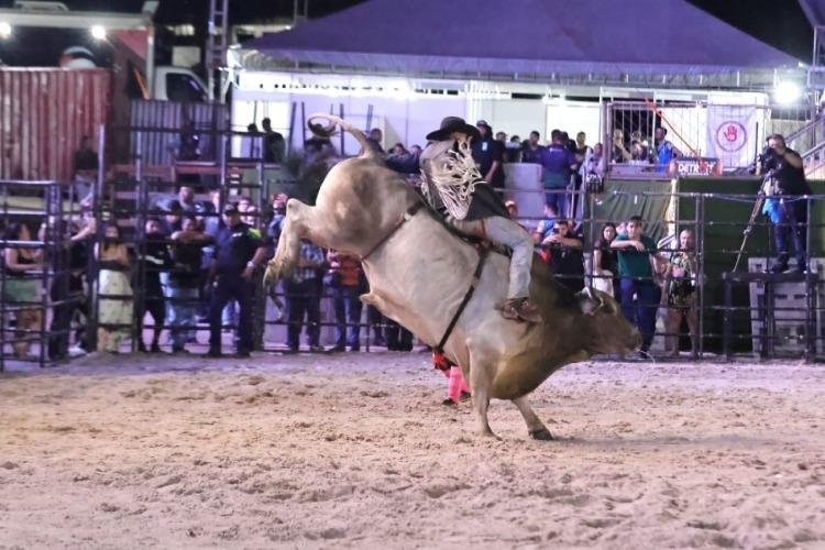 Dez peões garantem vaga na grande final do rodeio da Expofeira 2026