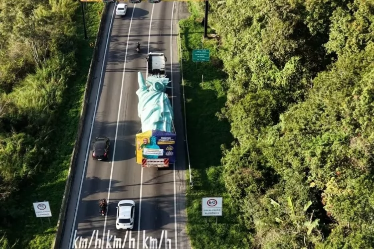 Réplica da Estátua da Liberdade sai de Santa Catarina rumo à primeira loja da Havan no Amapá