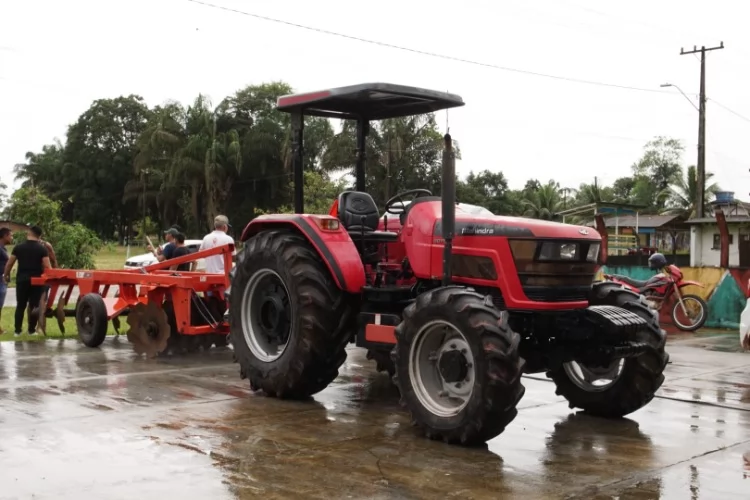 Prefeito DaLua entrega trator e garante apoio à agricultura familiar em Tracajatuba 1