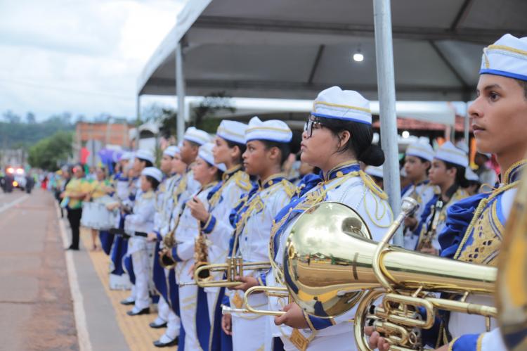 Desfile cívico de Pedra Branca celebra Dia da Independência fazendo alusão ao movimento modernista no Brasil