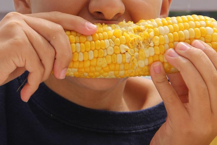 Milho, paçoca e pé de moleque: como aproveitar as festas juninas sem colocar dentes em risco