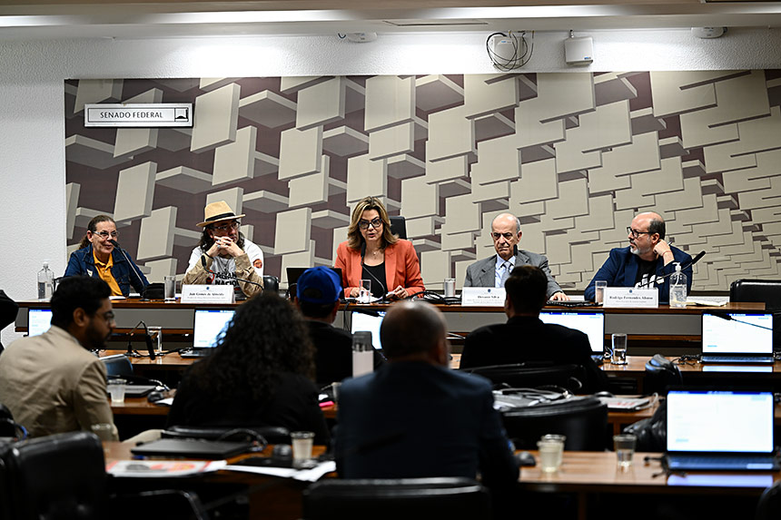 Debate expõe divergências sobre direitos e controle no trabalho por aplicativo