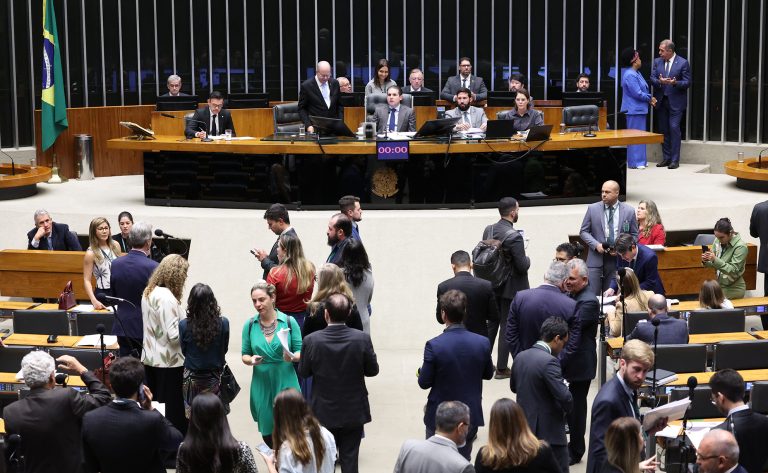 Retrospectiva: Câmara aprovou no 1º semestre acordo Mercosul-UE, fim da escala 6x1 e reajuste para professores