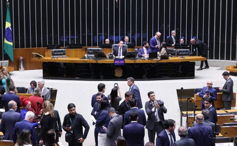 Câmara adia para esta quinta-feira votação de fim da "taxa das blusinhas"