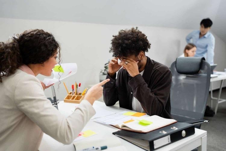 Sua equipe está esgotada? 7 sinais de que o ambiente de trabalho precisa de atenção