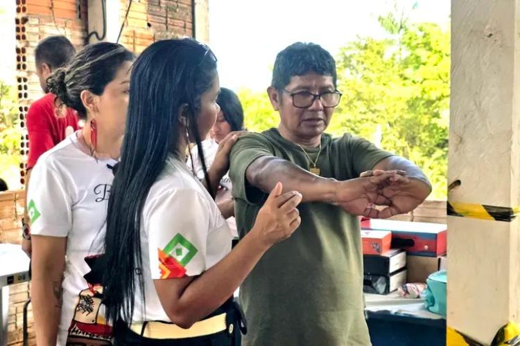 Ação de saúde do Estado realiza continuidade de tratamento fisioterapêutico a indígena durante festival em Oiapoque