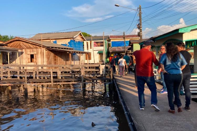 Prefeitura de Santana inicia construção de passarelas de concreto no bairro Elesbão com grande festa comunitária