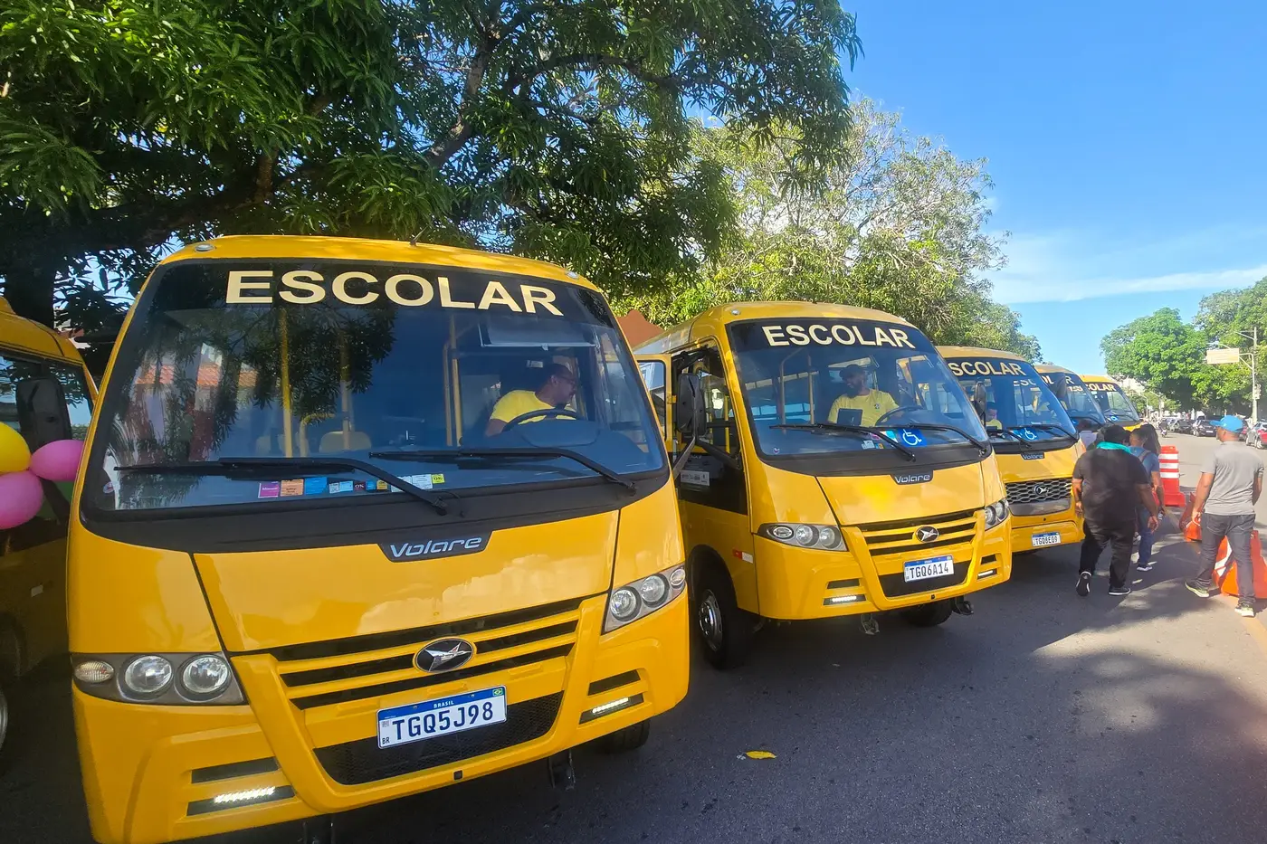 Governo do Amapá entrega 10 ônibus escolares equipados com GPS e sistema de monitoramento em tempo real