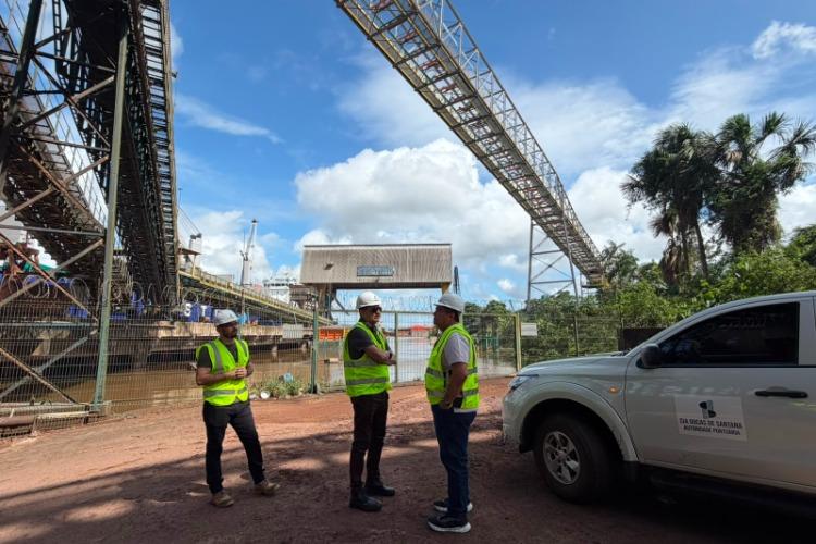 Diretoria da CDSA vistoria montagem de equipamento que ampliará capacidade de embarque